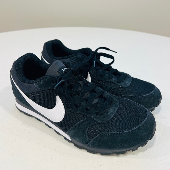 Nike MD Runner 2 Sneaker shoe 749794-010 mens size 7 - Picture 1 of 6